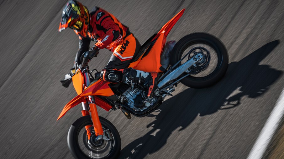 KTM 450 SMR 2027 mantém eletrônica com mapas de motor, controle de tração, launch control e quickshifter KTM 450 SMR 2027 mantém eletrônica com mapas de motor, controle de tração, launch control e quickshifter