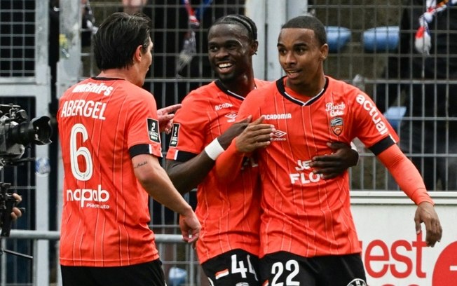 Jogadores do Lorient comemoram após marcar o segundo gol na vitória contra o Caen, em 26 de abril de 2025 no Moustoir Jogadores do Lorient comemoram após marcar o segundo gol na vitória contra o Caen, em 26 de abril de 2025 no Moustoir