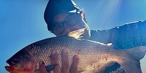 Pescador bate recorde com peixe amazônico fisgado em MG