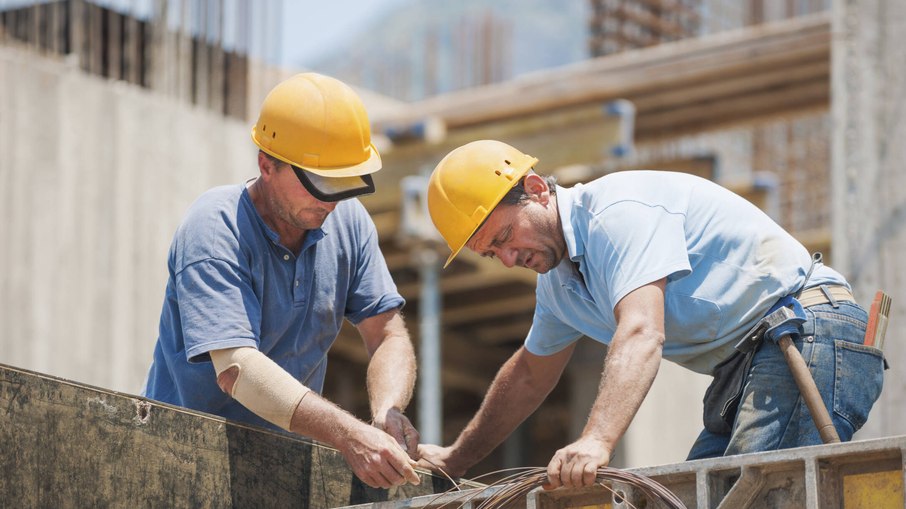 Homens trabalhando na construção civil. Homens trabalhando na construção civil.
