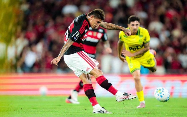 Pedro, ao centro, vibra ao lado de Carrascal ( à direita), que fez o primeiro gol do Fla sobre o MIrassol. Paquetá  (à esquerda) faria o segundo gol