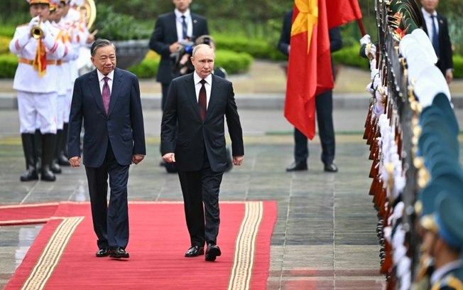 O presidente russo, Vladimir Putin (centro), e seu homólogo vietnamita To Lam (esquerda), durante a cerimônia de boas-vindas no palácio presidencial de Hanói