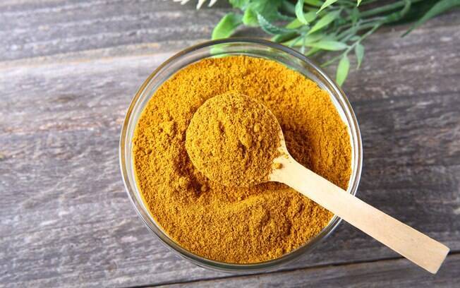 Com um tom amarelo e aroma forte, o curry pode ser utilizado no preparo de aves, molho de tomate e em ensopados