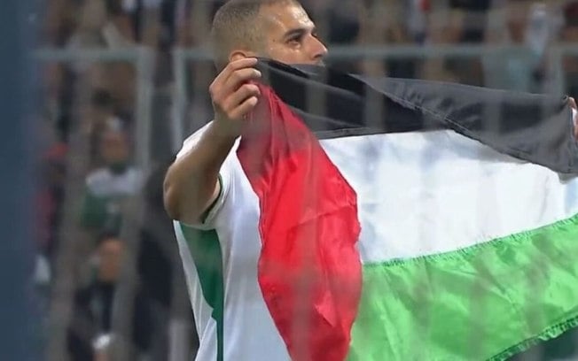 Slimani marca em vitória da Argélia e comemora com bandeira da Palestina