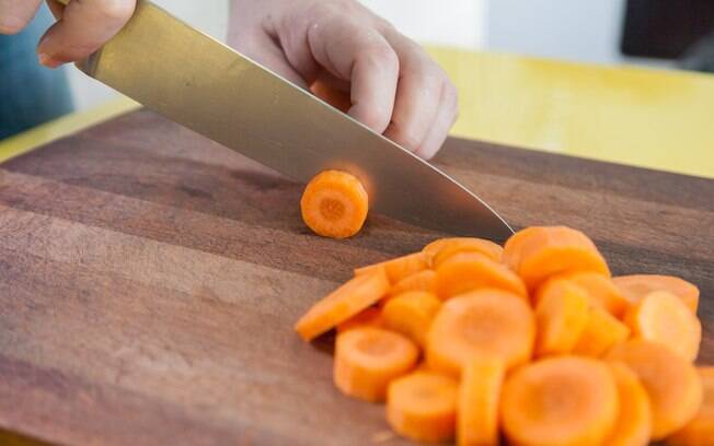 Quando armazenada da maneira correta, a Cenoura pode durar até duas semanas na geladeira.