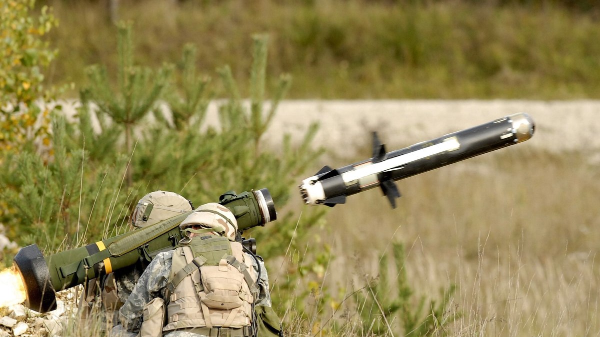  Soldado dos EUA dispara míssil Javelin