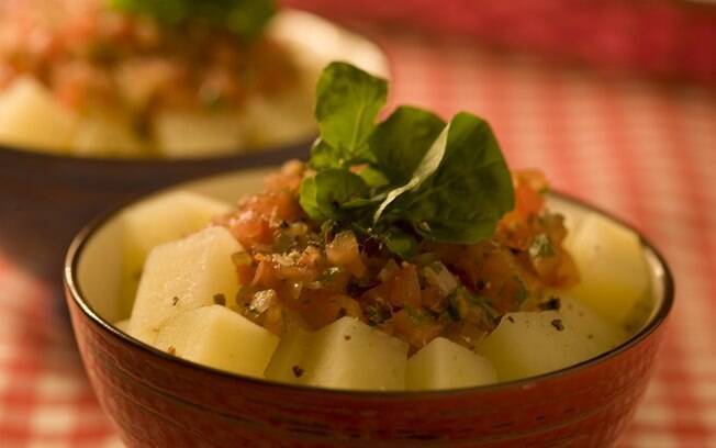A receita de salada quente de batata light é da nutricionista Maria Luiza Ctenas. Veja o passo a passo