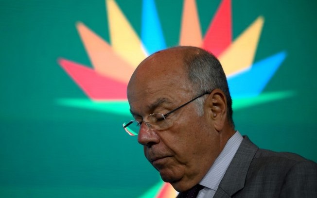 O chanceler brasileiro, Mauro Vieira, chega para uma coletiva de imprensa no Rio de Janeiro, 29 de abril de 2025