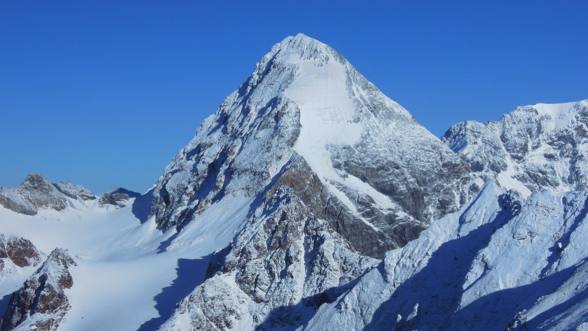 Gran Zebrù é uma montanha dos Alpes Ortler, na Itália Gran Zebrù é uma montanha dos Alpes Ortler, na Itália