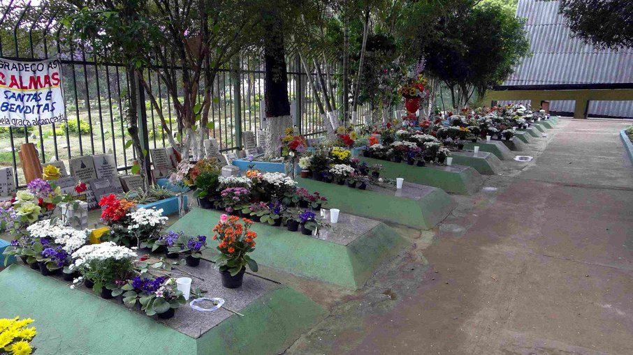 Túmulos dos 13 corpos desconhecidos do incêndio no Edifício Joelma