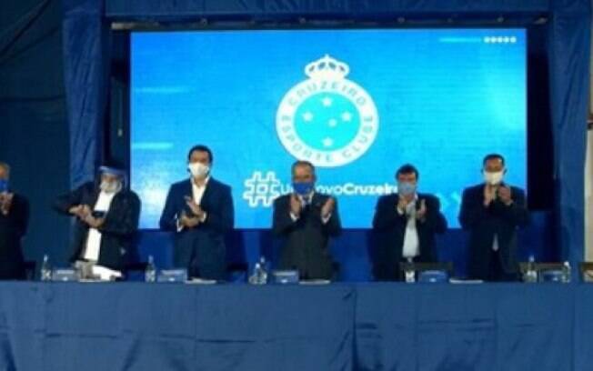 Conselheiros do Cruzeiro se opõem aos pedidos de Ronaldo e venda da SAF pode estar ameaçada