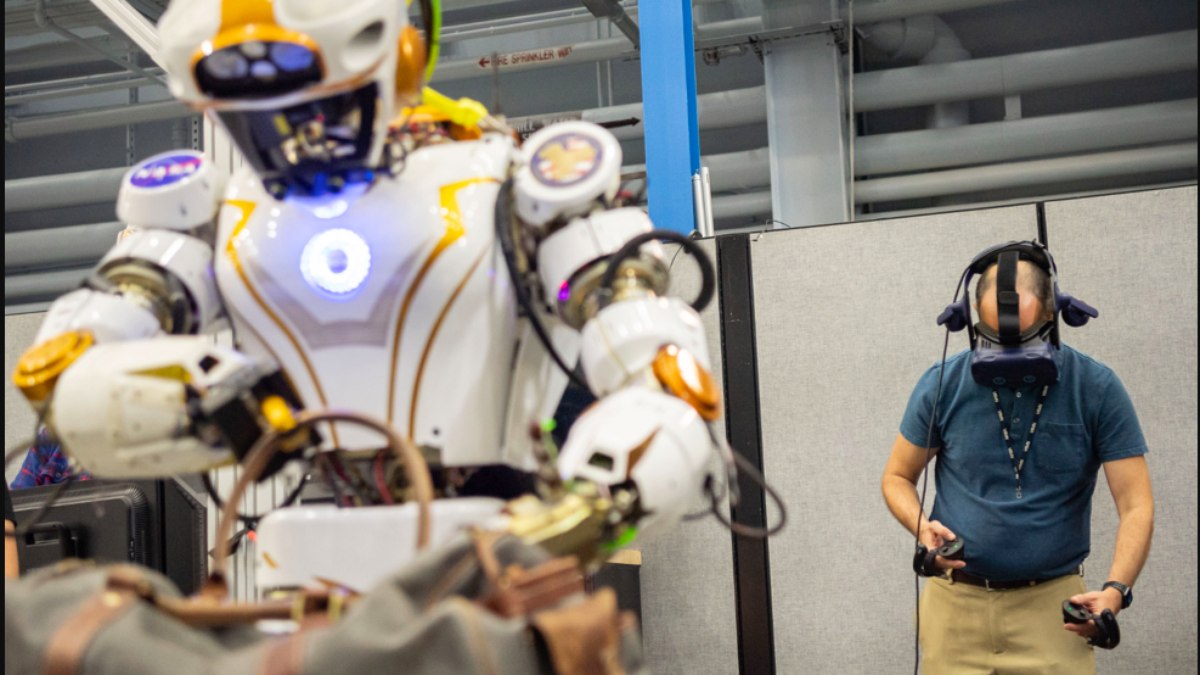 Shaun Azimi, líder da equipe Dexterous Robotics, realiza uma demonstração com o robô humanoide Valkyrie da NASA Shaun Azimi, líder da equipe Dexterous Robotics, realiza uma demonstração com o robô humanoide Valkyrie da NASA