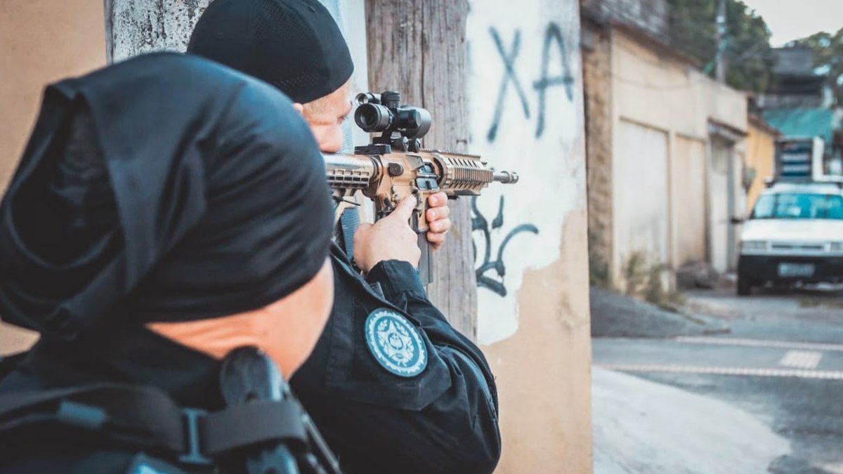 Agentes da Polícia Civil avançam na comunidade Az de Ouro, na Zona Norte Agentes da Polícia Civil avançam na comunidade Az de Ouro, na Zona Norte