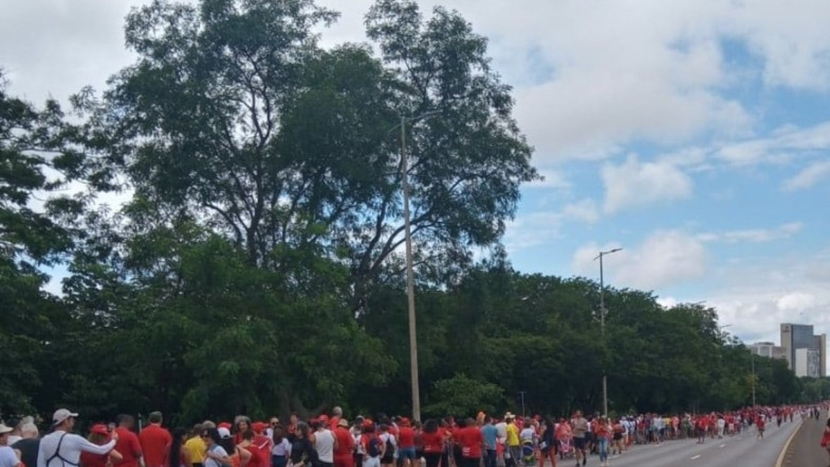 Fila de apoiadores de Lula para acompanhar a posse em Brasília