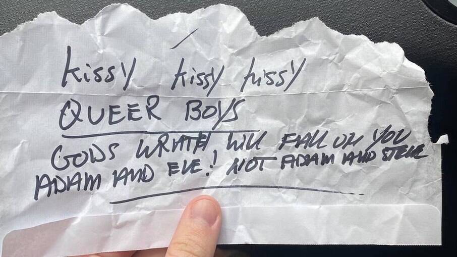 Um casal de homens estava comprando um sorvete quando um homofóbico deixou um bilhete no carro deles