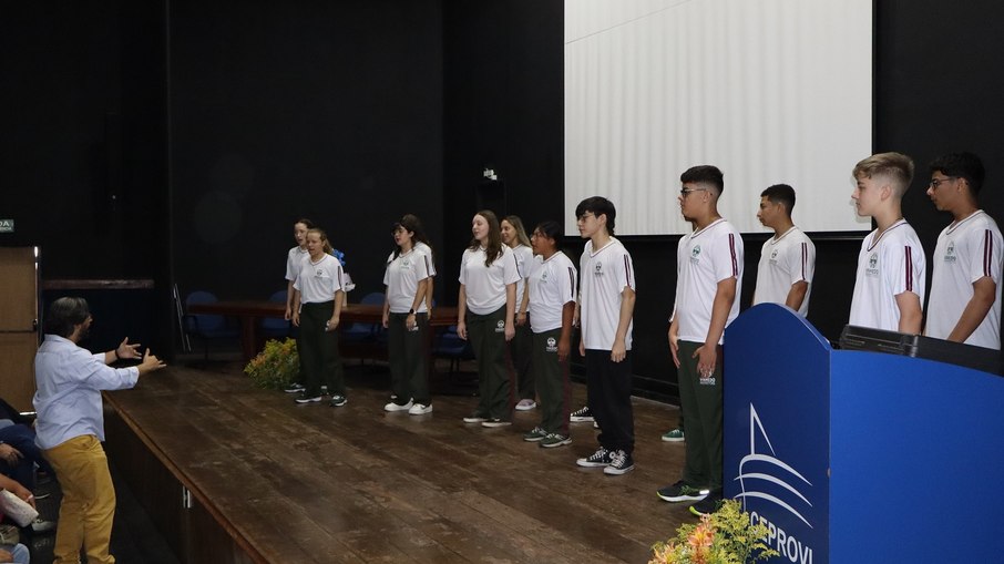 Alunos da escola Integração fazem apresentação durante abertura oficial do FIC