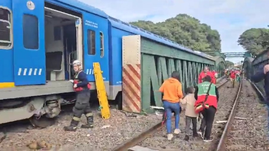 Algumas pessoas deixaram o trem sem ferimentos 