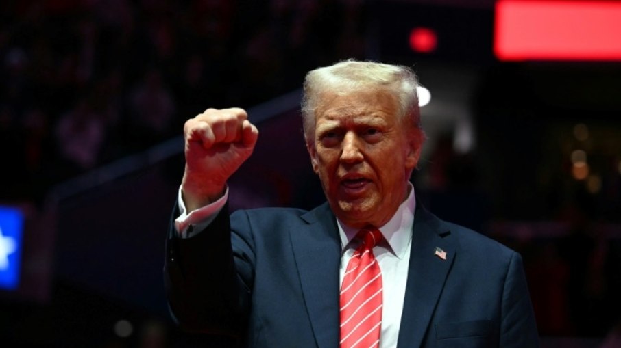 O presidente eleito dos EUA, Donald Trump, durante um comício na Capital One Arena em Washington, 19 de janeiro de 2025