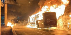 Incêndio em ônibus causa trânsito na Avenida Brasil