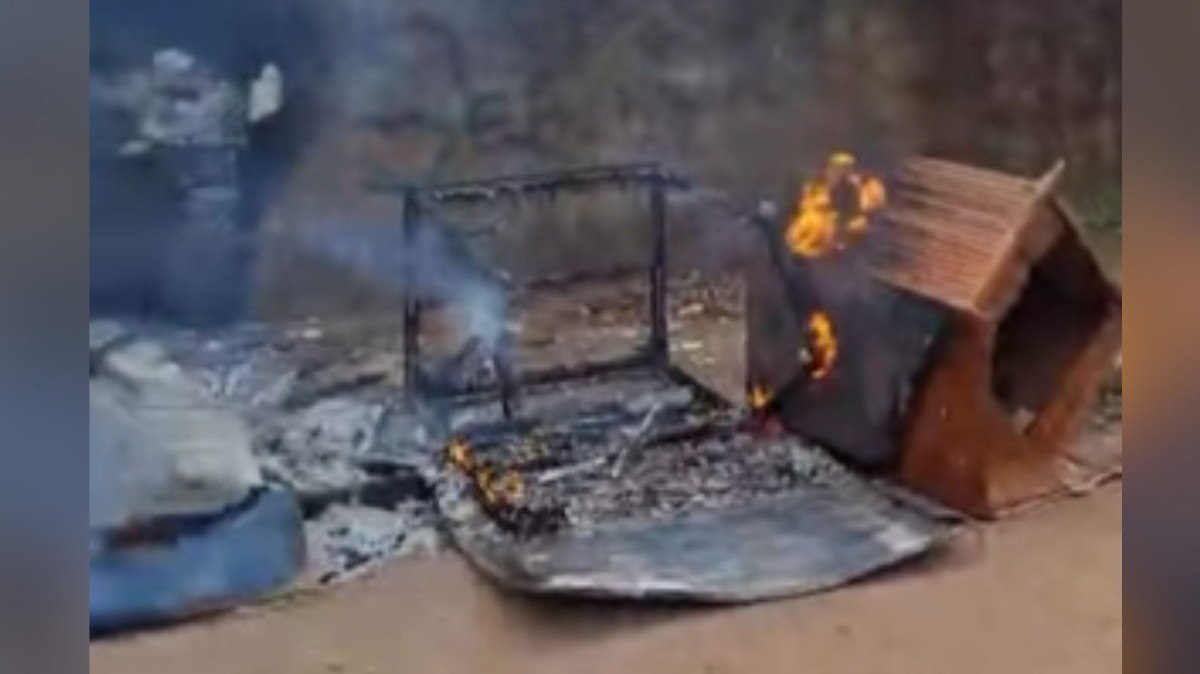 Casinhas%20de%20c%C3%A3es%20comunit%C3%A1rios%20s%C3%A3o%20incendiadas%20em%20MG Casinhas%20de%20c%C3%A3es%20comunit%C3%A1rios%20s%C3%A3o%20incendiadas%20em%20MG