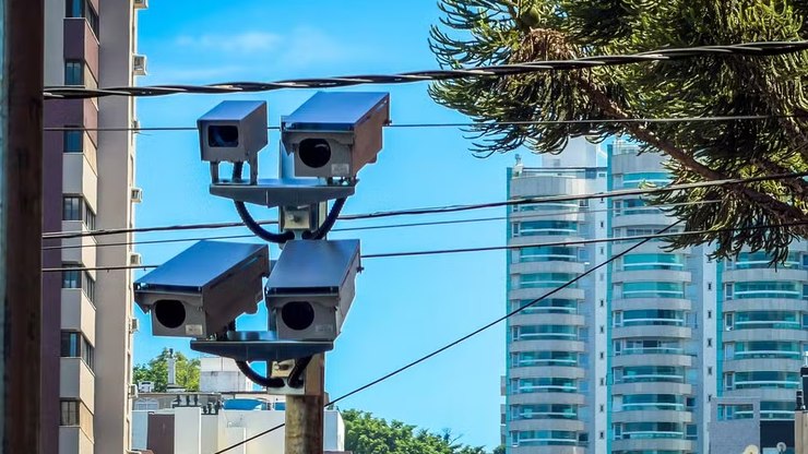 Novos radares de avanço de sinal começam a multar em Porto Alegre