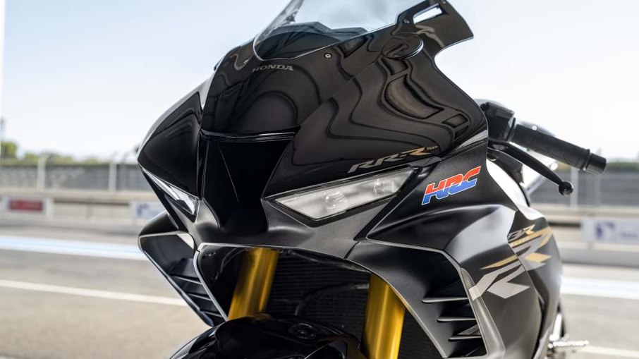 Visual da fireblade fica ainda mais esportivo com pintura preta e detalhes dourados