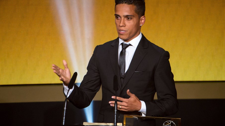 O brasileiro Wendell Lira superou Messi e Florenzi para levar o Prêmio Puskás