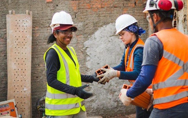 Mulheres voluntárias ajudam a construir novo salão de reuniões das Testemunhas de Jeová Mulheres voluntárias ajudam a construir novo salão de reuniões das Testemunhas de Jeová