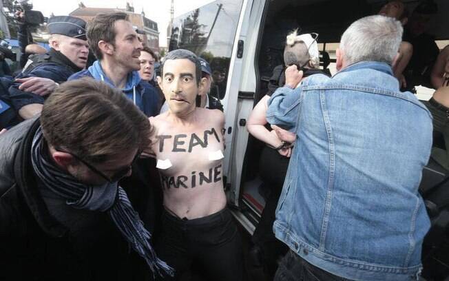 Ativistas do grupo Femen foram detidas em Hénin-Beaumont, no norte da França, durante um protesto contra Le Pen