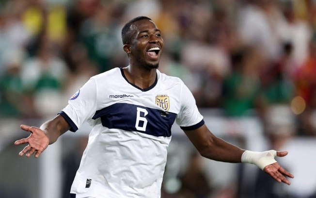Zagueiro equatoriano William Pacho é o novo reforço do PSG