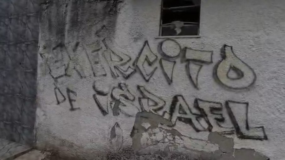 Pedaço do resort do traficante Peixão com pichações vinculadas ao 