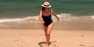 Regiane Alves posa de maiô em praia do Rio e recebe elogios