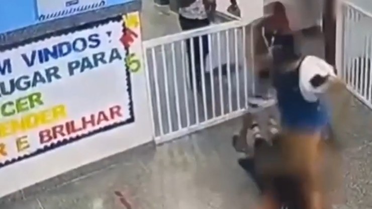 Diretora é agredida por mãe de criança em escola; veja