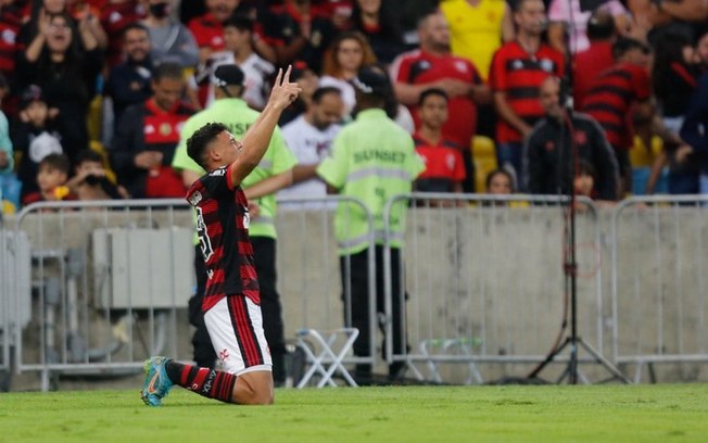 Victor Hugo rouba a cena em noite de reforços e brilha na vitória para consolidar momento do Flamengo