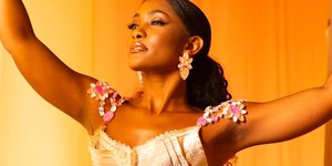 Erika Januza se emociona em estreia no "Saia Justa": "Importante"
