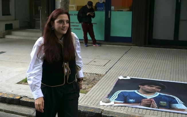 Jana Maradona, filha do lendário jogador argentino Diego Maradona, chega ao tribunal para o julgamento pela morte de seu pai em San Isidro, nos arredores de Buenos Aires, em 15 de abril de 2025. Jana Maradona, filha do lendário jogador argentino Diego Maradona, chega ao tribunal para o julgamento pela morte de seu pai em San Isidro, nos arredores de Buenos Aires, em 15 de abril de 2025.