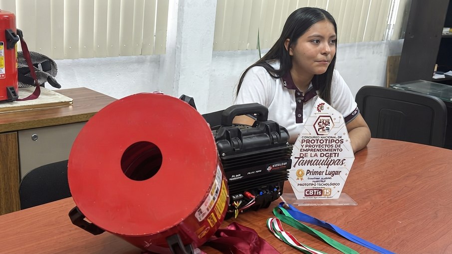 Ángela Karime Venegas, de 16 anos, desenvolveu o Vortex Tech, extintor acústico que usa ondas sonoras de baixa frequência para apagar as chamas Ángela Karime Venegas, de 16 anos, desenvolveu o Vortex Tech, extintor acústico que usa ondas sonoras de baixa frequência para apagar as chamas