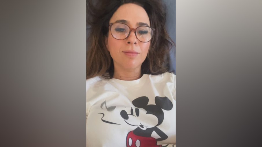 Tatá Werneck escolheu look básico para votar.
