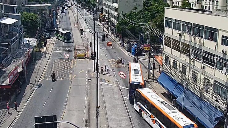 Cinco ônibus são sequestrados e usados como barricadas no Rio