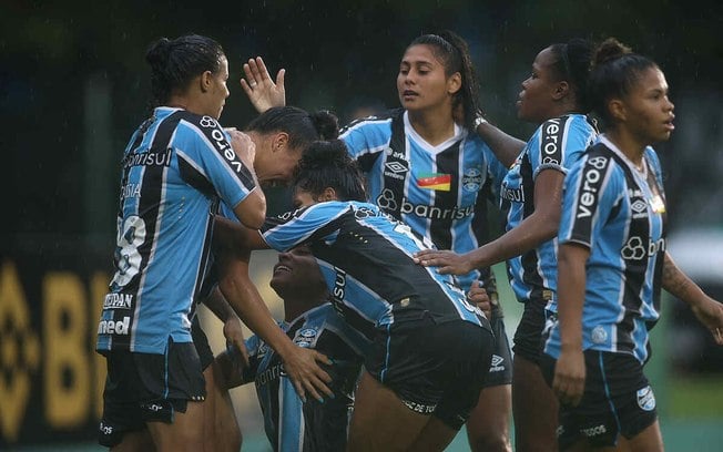 Gurias Gremistas comemoram gol que define vitória sobre o Cruzeiro