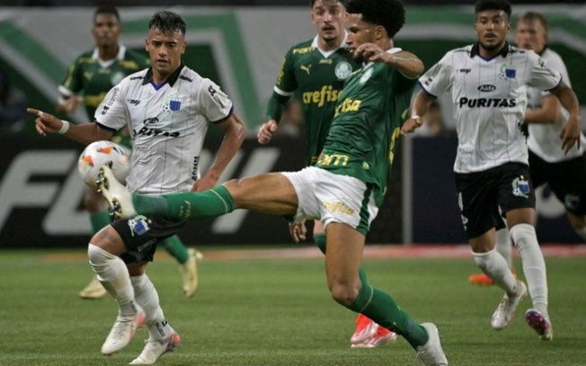 O atacante do Liverpool Luciano Rodríguez (E) e o zagueiro do Palmeiras Murilo disputam a bola durante o jogo de ida da fase de grupos da Copa Libertadores, no Allianz Parque, em São Paulo, no dia 11 de abril