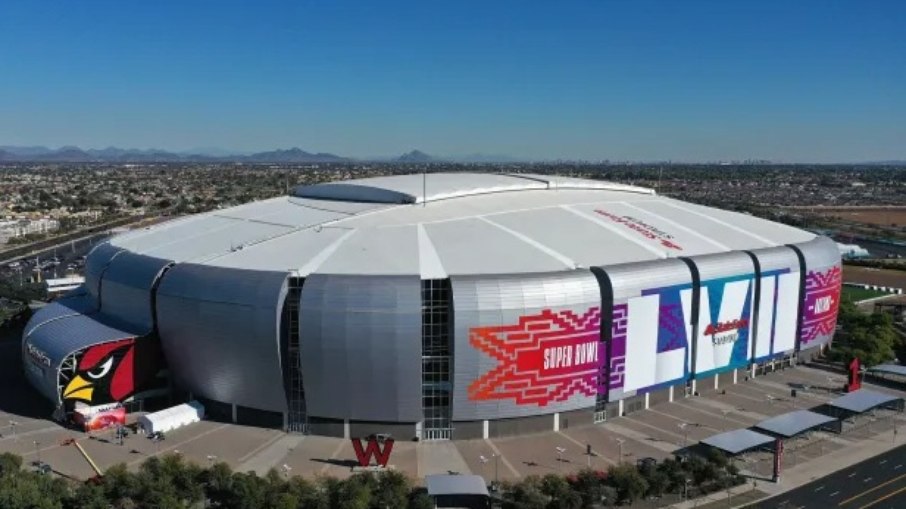 Falso policial armado é preso em estádio de memorial de Charlie Kirk Falso policial armado é preso em estádio de memorial de Charlie Kirk