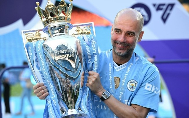 O técnico espanhol do Manchester City, Pep Guardiola, posa com o troféu da Premier League em 19 de maio de 2024 em Manchester.