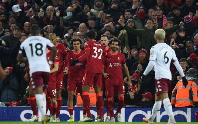 Salah marca de pênalti e Liverpool vence o Aston Villa no reencontro com Gerrard pela Premier League