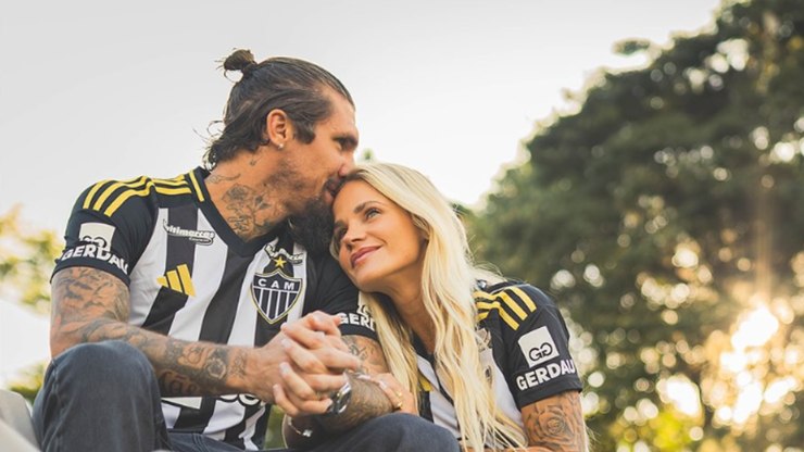 Esposa de Lyanco ironiza críticos: "Esposinha de jogador"