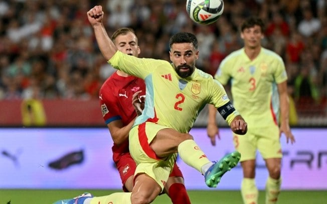 Dani Carvajal (D) tenta finalização durante o empate entre Sérvia e Espanha em 0 a 0 nesta quinta-feira, pela Liga das Nações