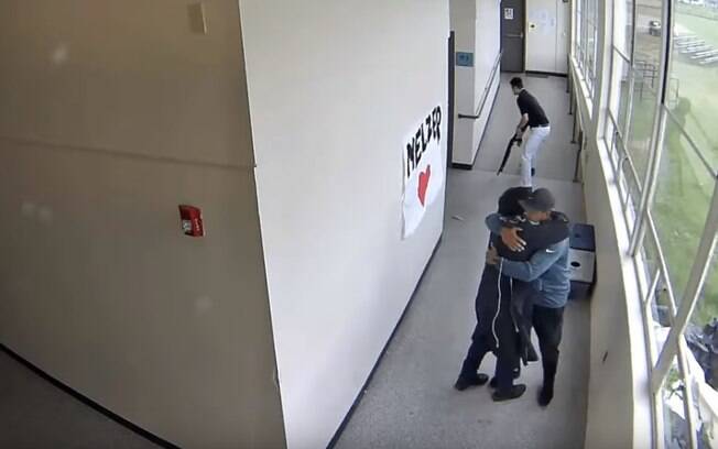 Nas imagens, é possível ver o momento em que Keanon Lowe abraça Angel Granados-Daiz e evita tragédia