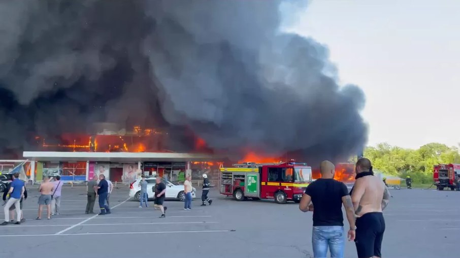 Shopping center na região de Kremenchuk, na Ucrânia, após ataque russo 