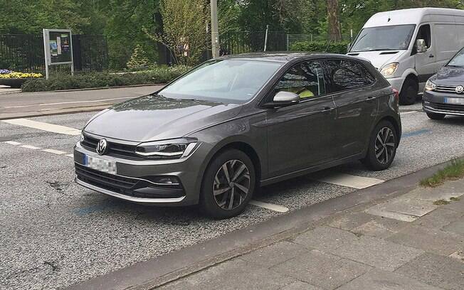 Novo  VW Polo aparece sem nenhum disfarce nas ruas da Alemanha, antes do lançamento na Europa, no mês que vem