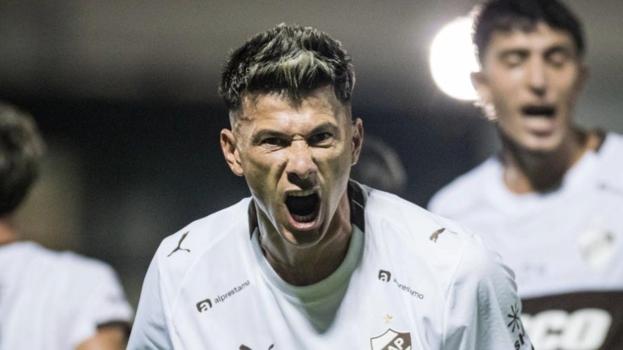 Ex-Inter e Botafogo, Victor Cuesta é zagueiro do Platense